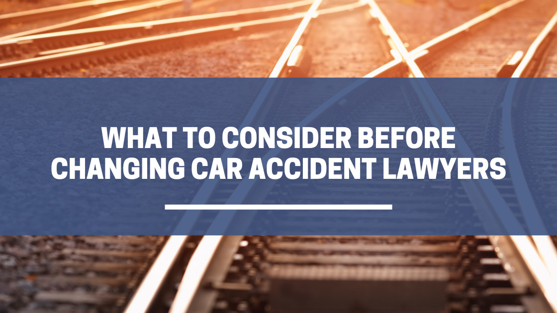 Título "Qué considerar antes de cambiar de abogado de accidentes automovilísticos"" sobre el cruce de las vías del tren.