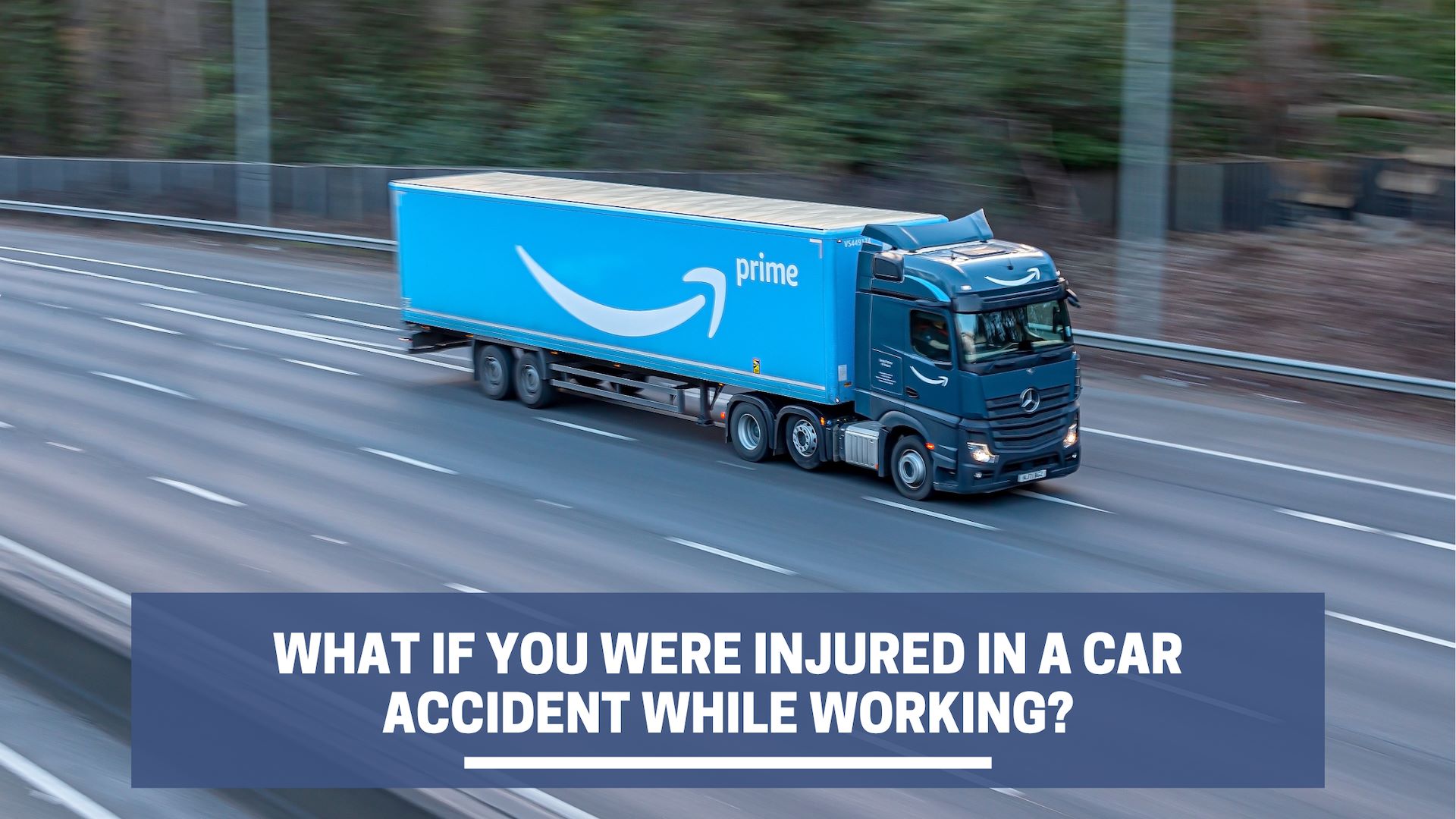 Camión de reparto azul de Amazon Prime en una carretera en movimiento con una pancarta preguntando sobre lesiones en un accidente automovilístico en el trabajo.